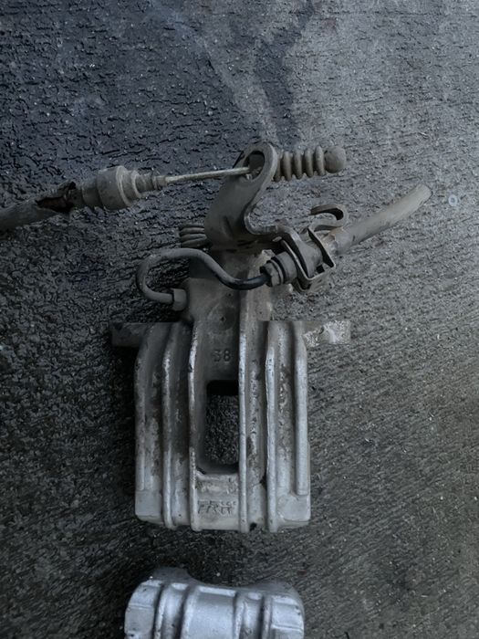 Etrier spate stanga / dreapta Volkswagen Golf 5