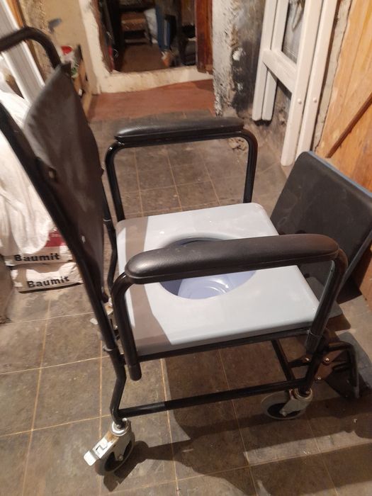 Толетен стол в добро състояние.