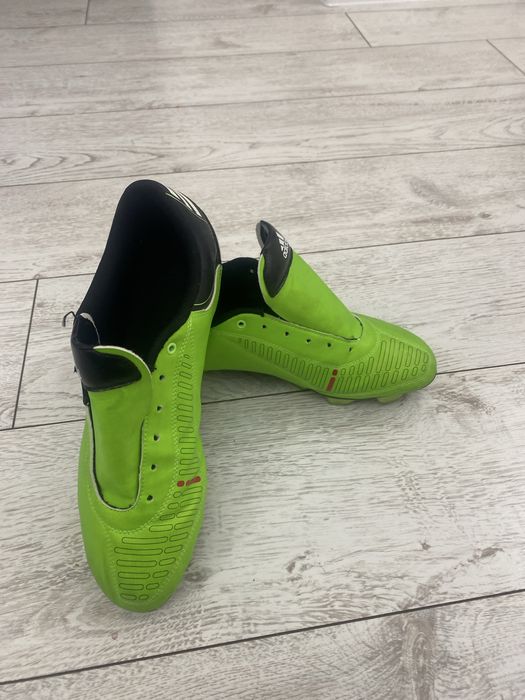 Бутсы Adidas продаються