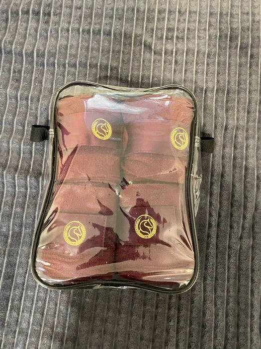 Бинты для лошади в бордовом цвете