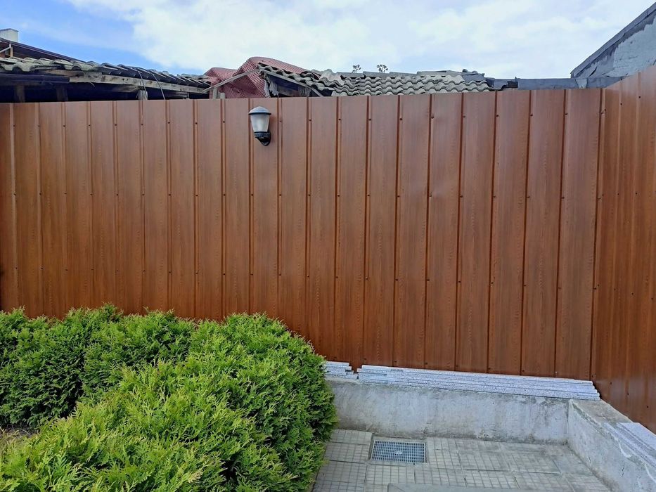 Облицовъчна трапецовидна пластифицирана ламарина с дървесна шарка