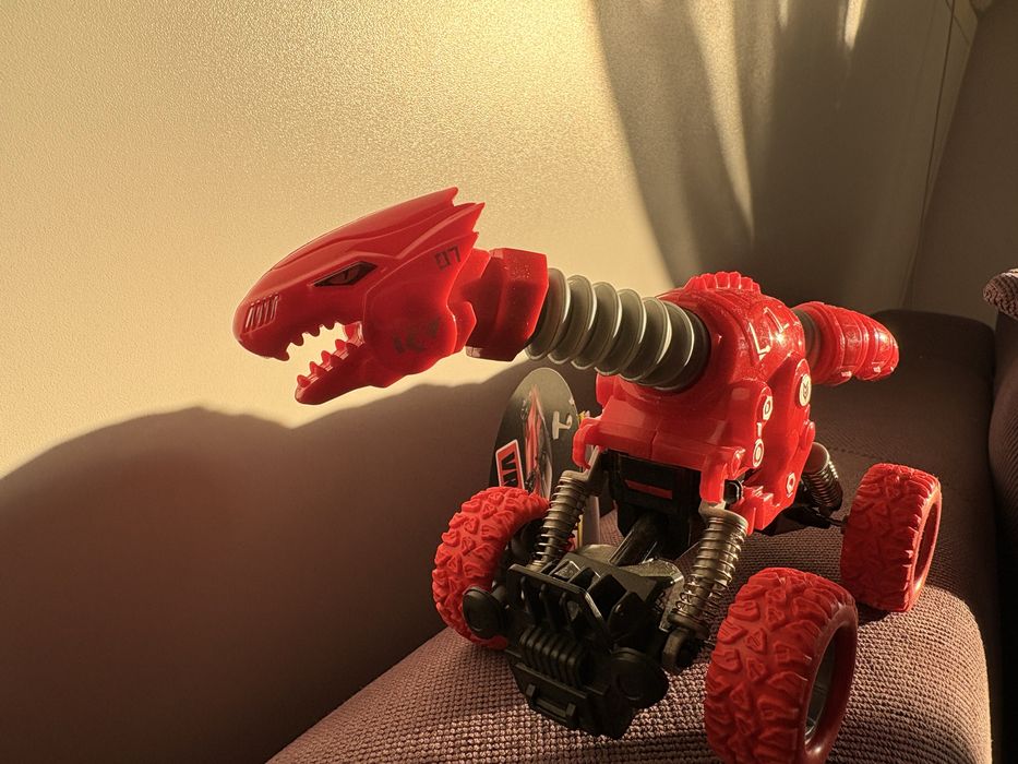 Mașinuță dinozaur roșie cu roți mari