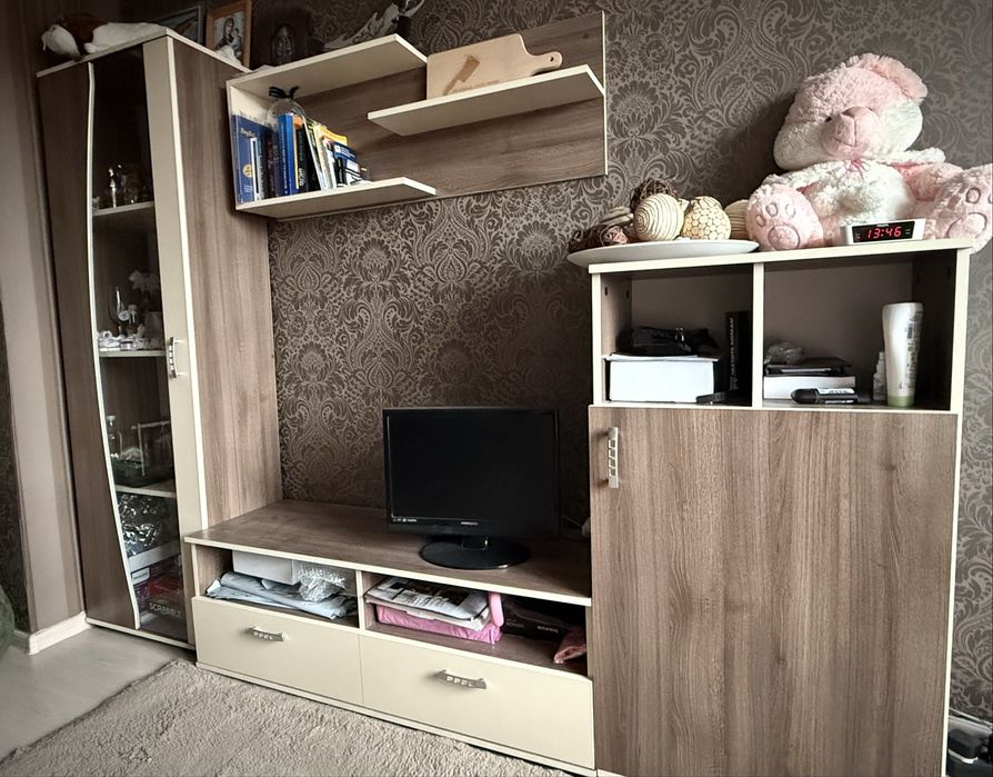 Холна секция с витрина – запазена, светли цветове