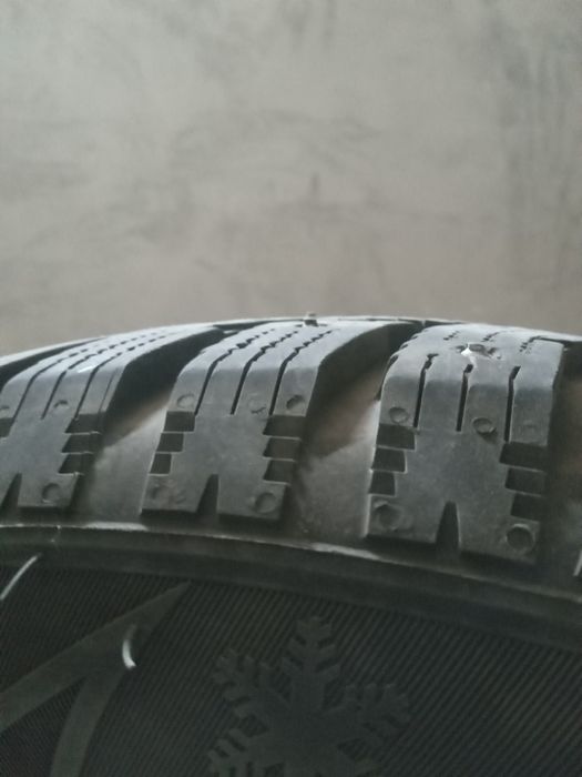 Продам два балона зимней резины.