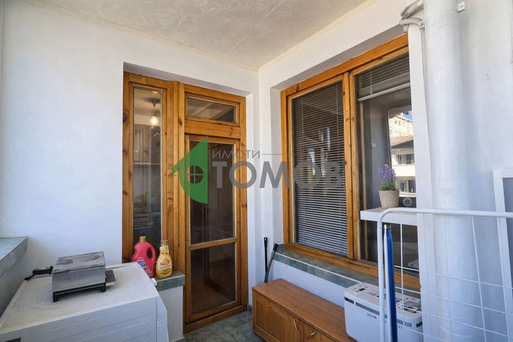 Просторен тристаен апартамент в района на Центъра