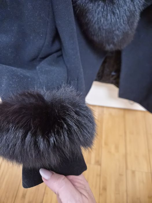 Пальто зимнее. С мехом песца