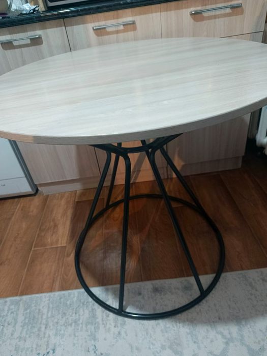 Шкаф.  Стол круглый.