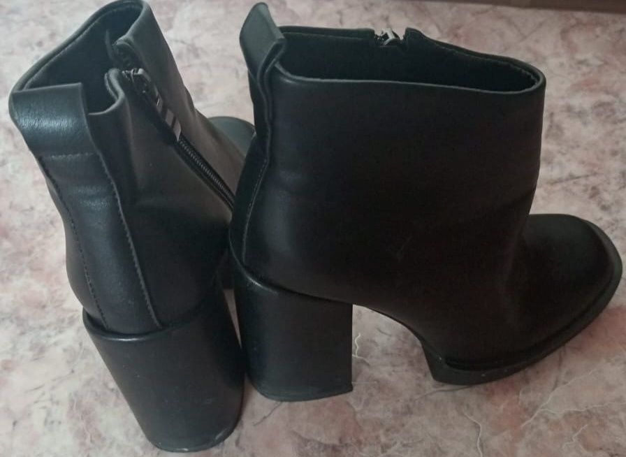 Срочно продам полусапожки и ботинки