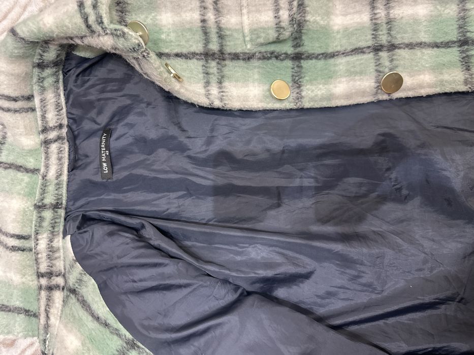 Черная жилетка и пальто-пуховик