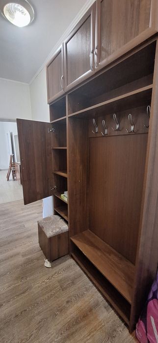 Прихожая с зеркалом и антпесолями
