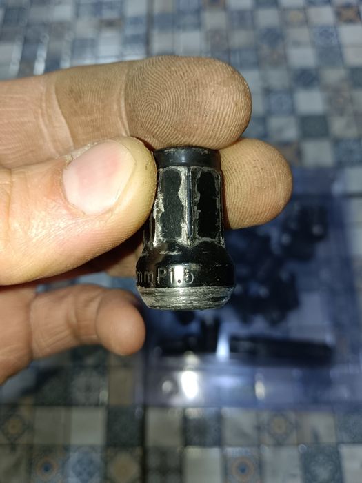 Продам бу колесные болты