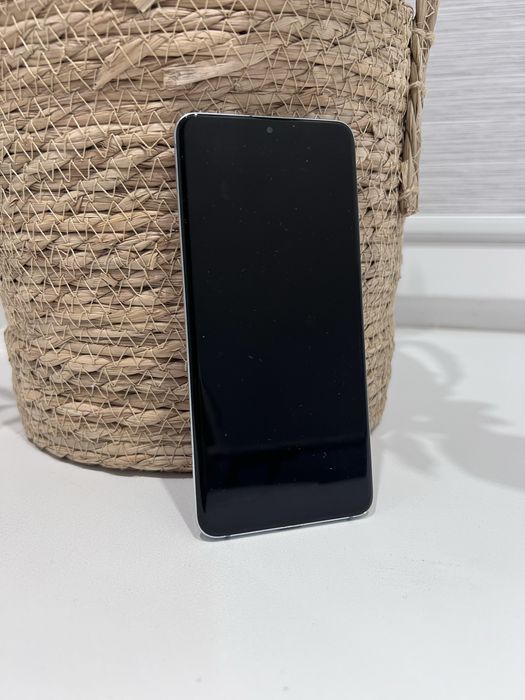 Продам заблокированный Samsung S20