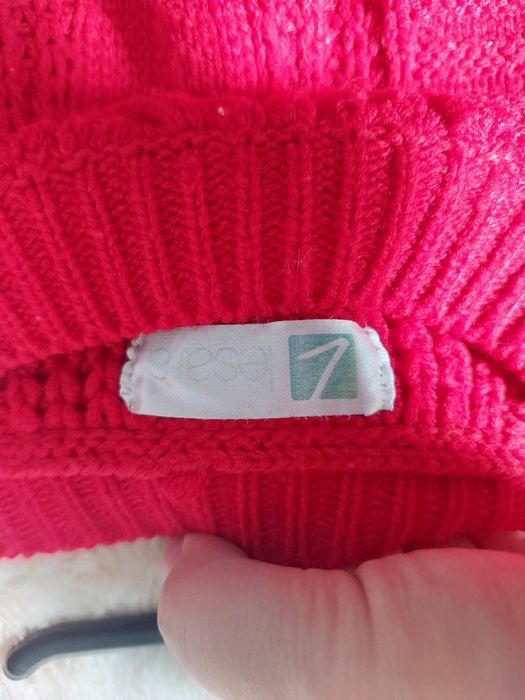 Плетен червен пуловер