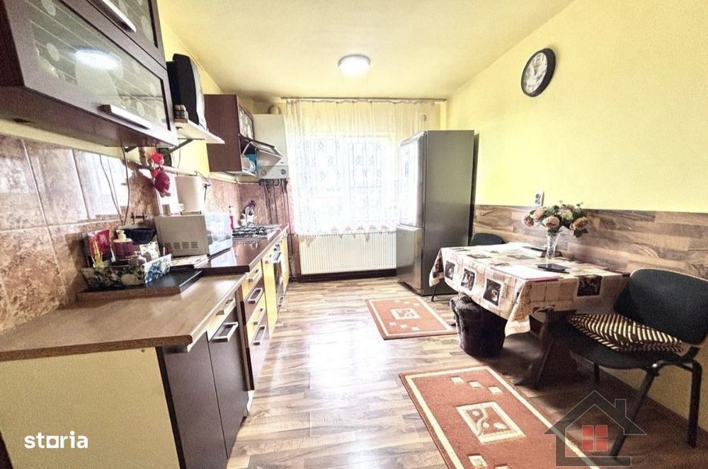 Apartament cu 4 camere, balcon/renovat recent