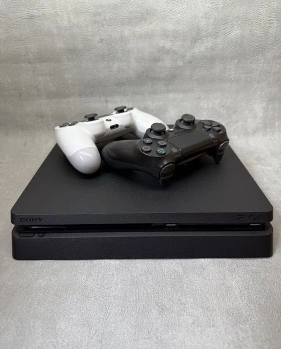 PlayStation 4 Slim с 2 геймпадами