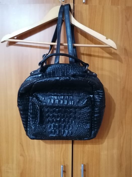 Vând genți de umăr plus rucsacuri. Preț 50-100 RON.
