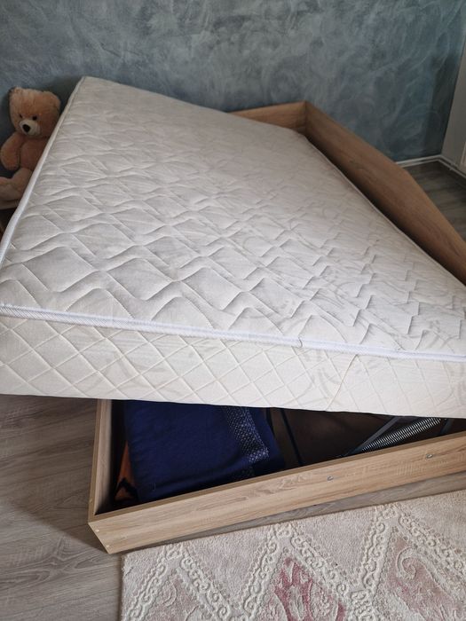 Dormitor cu pat dulap si noptieră