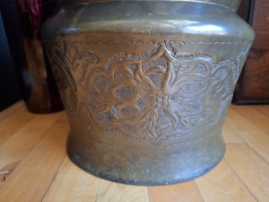 Медна саксия с орнаменти.