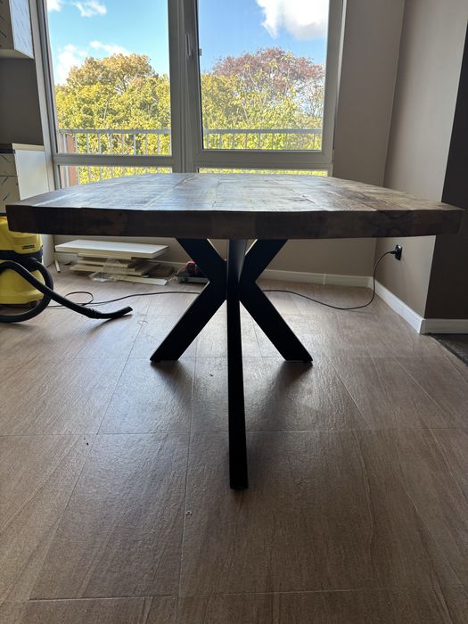 Трапезна маса от масивно дърво