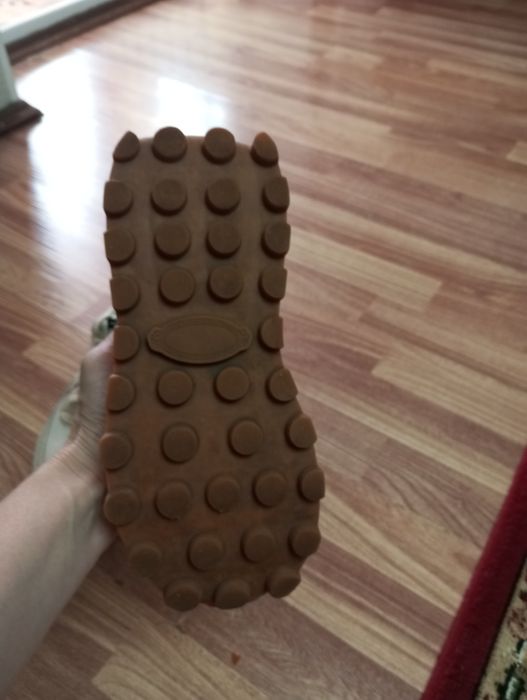 Продам замшевые кроссовки