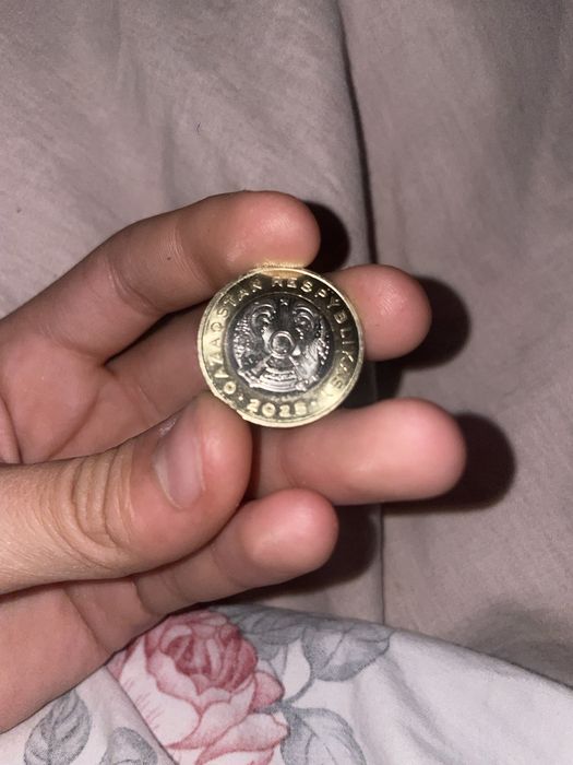 Монета 100 тенге с рисунком птицы