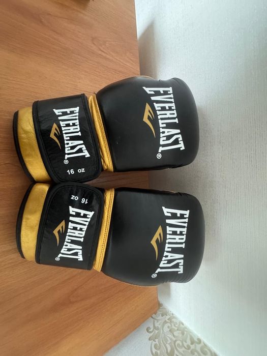 боксерские перчатки Everlast