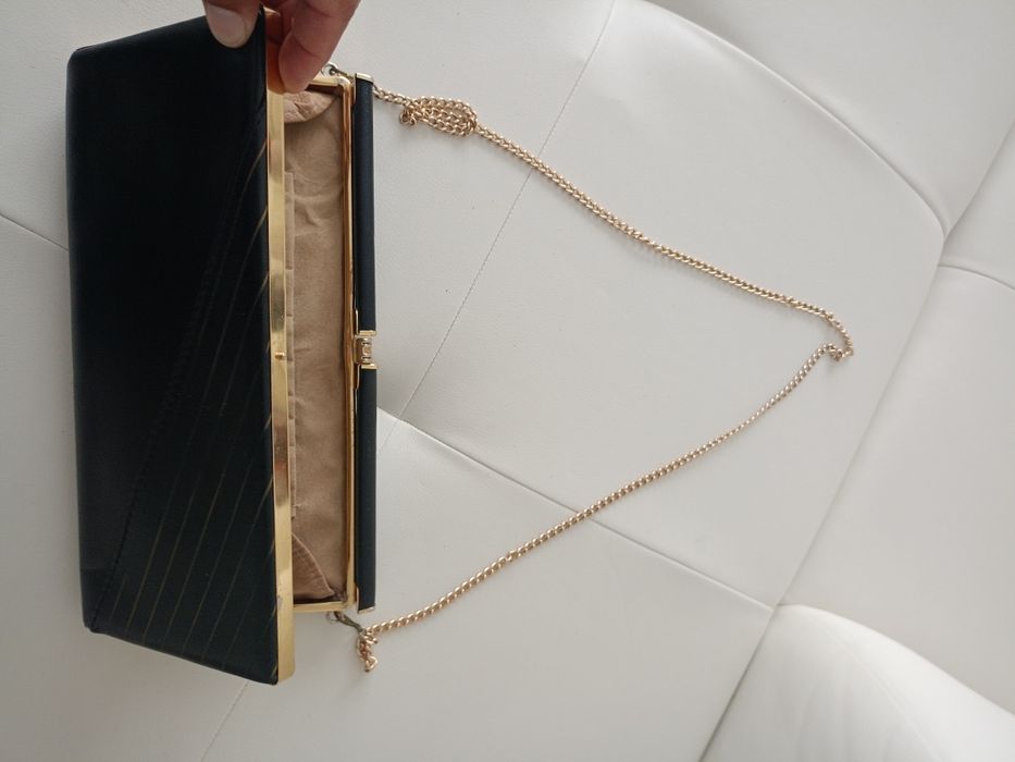 Vând poșetă plic , produs de calitate.