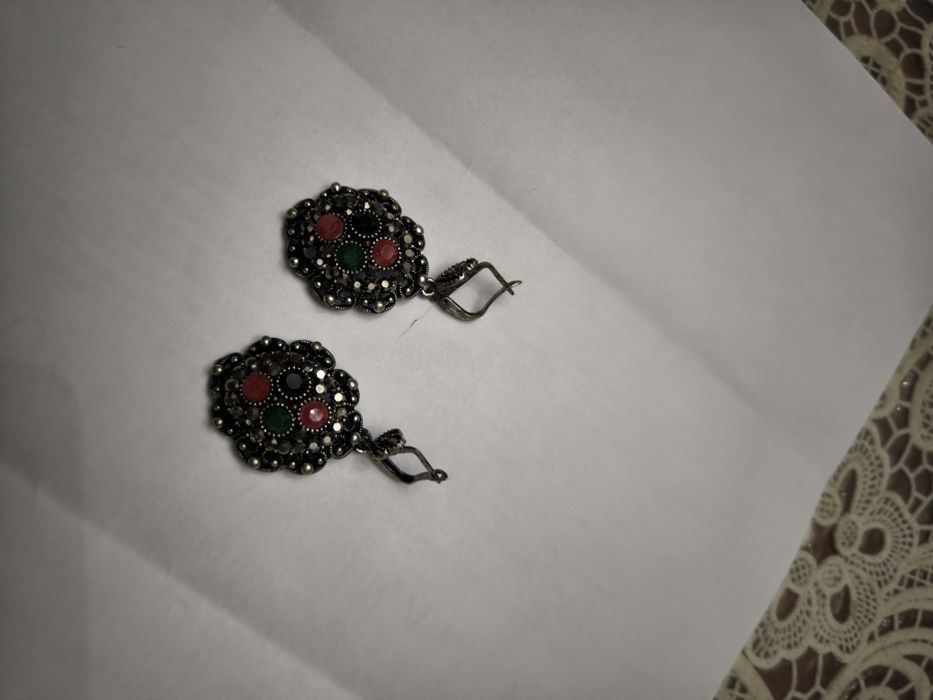 Серьги с разноцветными стразами