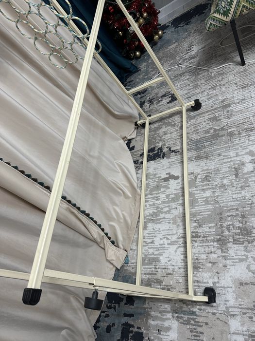 Продаю вешалку напольную