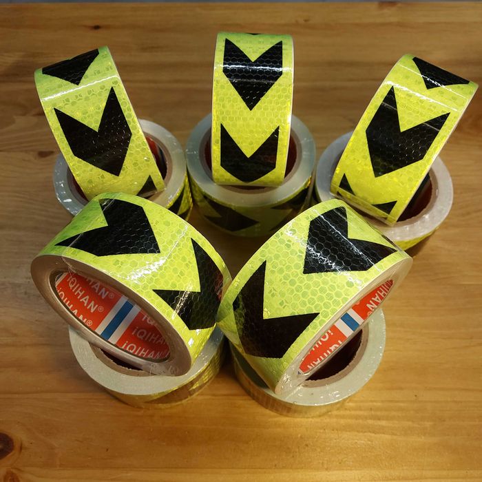 Светоотражающая лента 1 см. и 5 см. со стрелками. Люминесцентные ленты