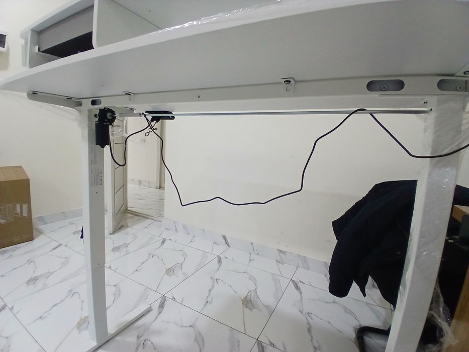 Регулируемый по высоте компьтерный стол King Smith