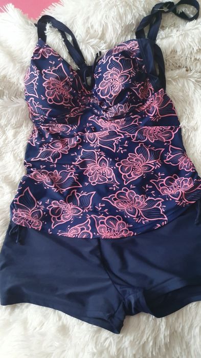 Продам купальники взрослый.