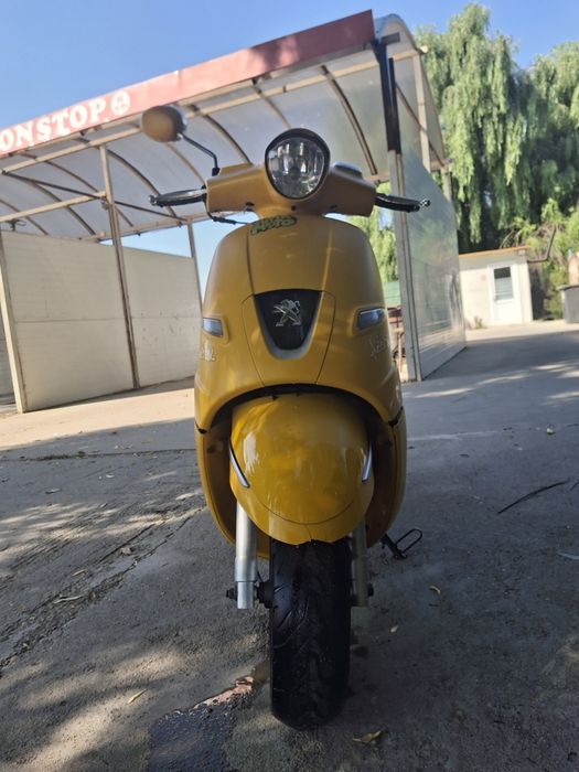 Vand scuter peugeot django.