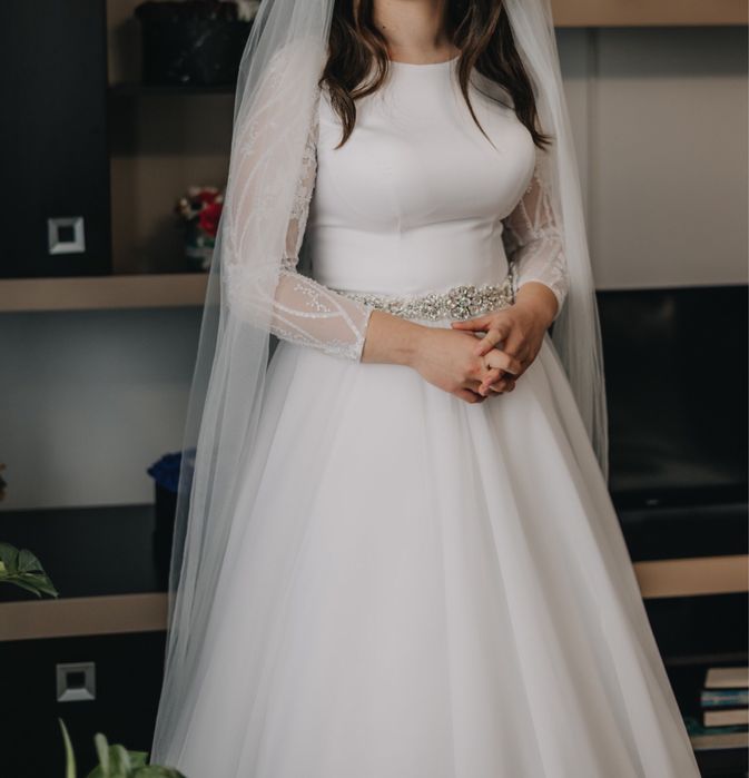 Vand rochie de mireasă.