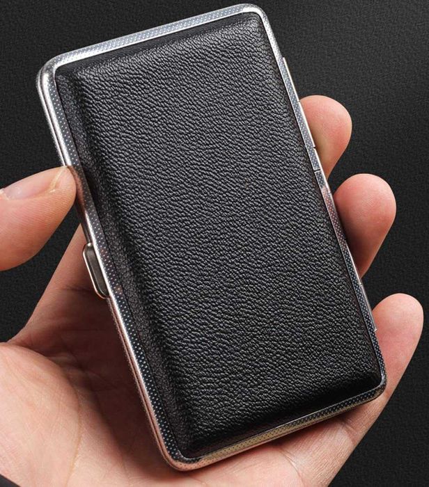 Tabachera eleganta pentru 20 de tigari cu inchidere metalica negru