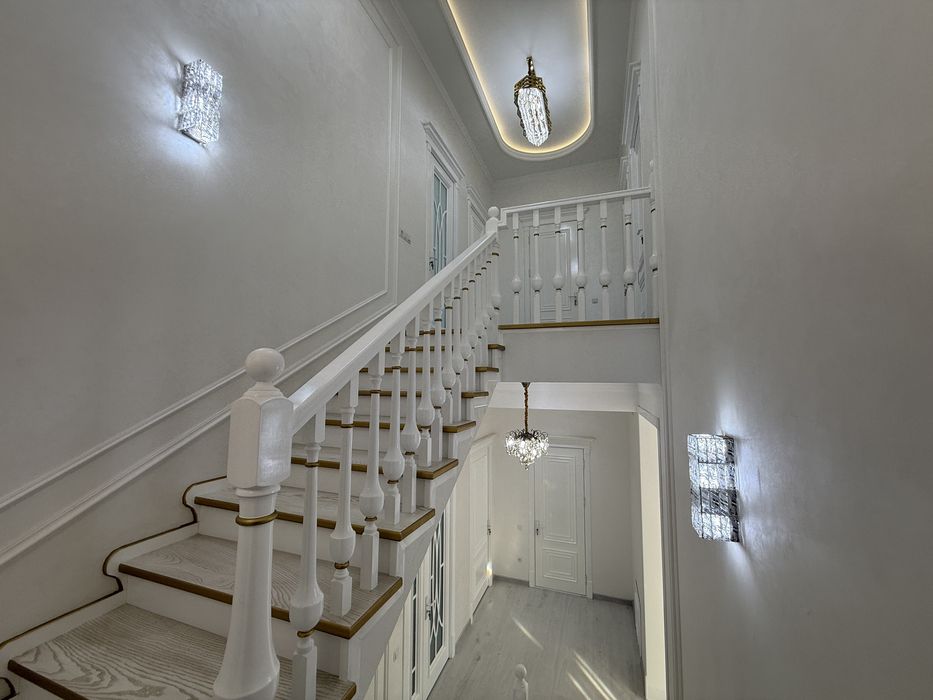 6 хонали НЕОКЛАССИКА ховли сотилади! Сергили тумани, 11 метро бекати