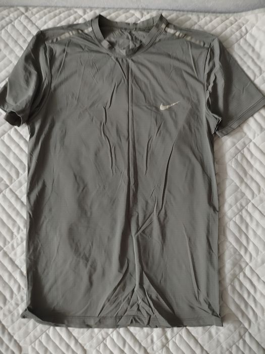 Футболки 44, 46 .