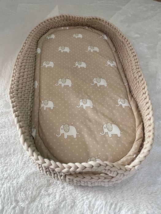 Ръчно изработен кош с малко матраче