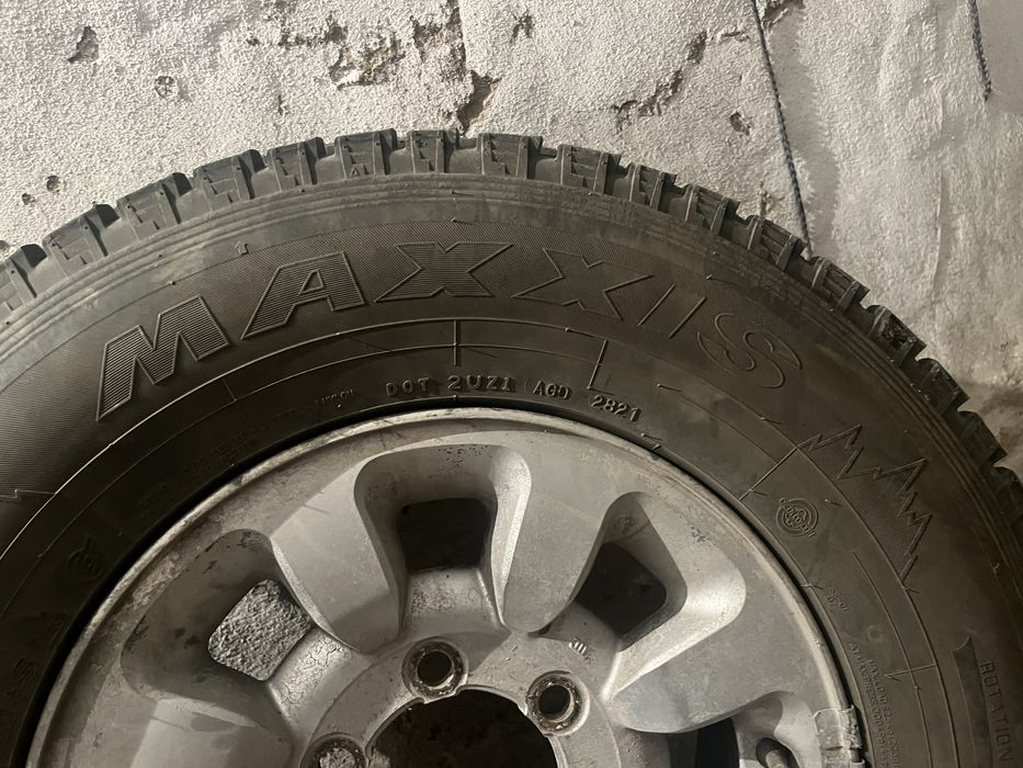 Продам резину на 15 паджеро