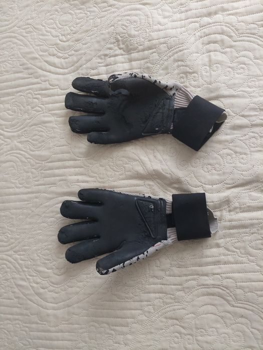 Вратарьские перчатки