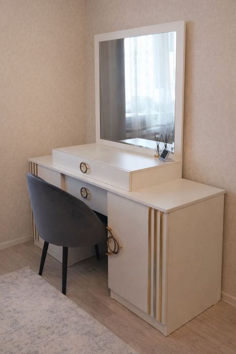 Мебель(кровать,шкаф)