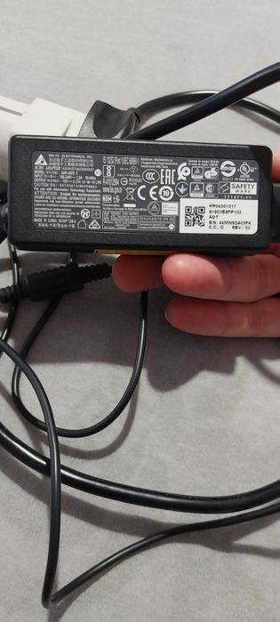 Продава се зарядно -адаптер за лаптоп Aser