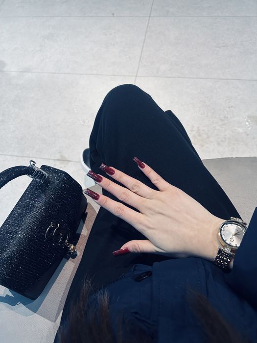 Блестящая черная сумочка