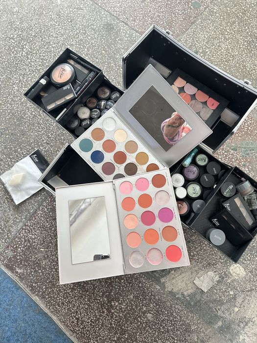 Trusa makeup  ! Se vinde separat de produsele care sunt in poze