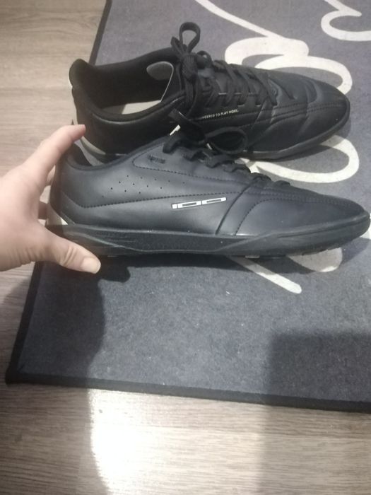 Футболни обувки за изкуствена трева