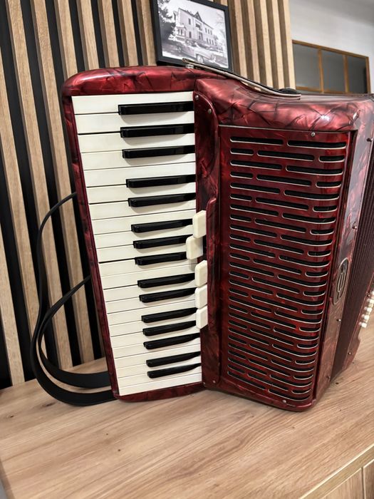 Vand acordeon cantulia cu 96 de basi