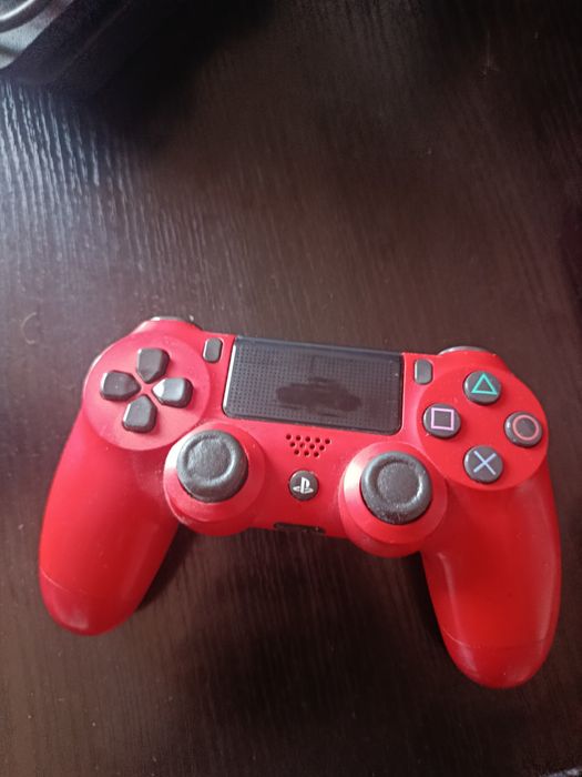 Vând ps4 + Controller roșu