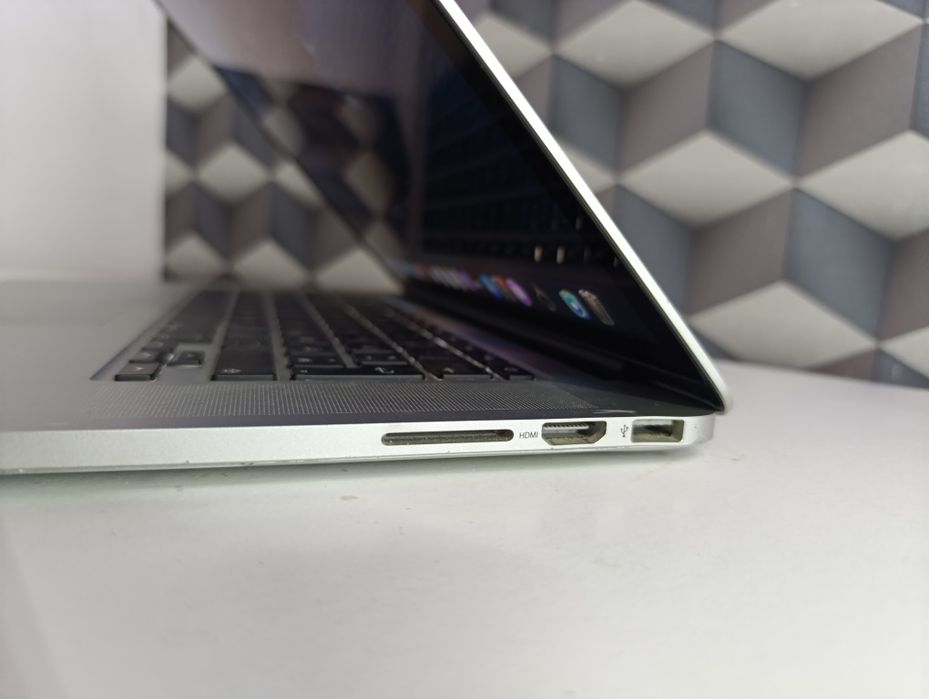 Laptop macbook pro Intel i7 ssd 512gb 16gb ram display 15.4 2k baterie bună