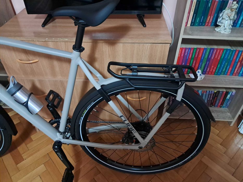 Vând bicicleta Cube Katmandu One