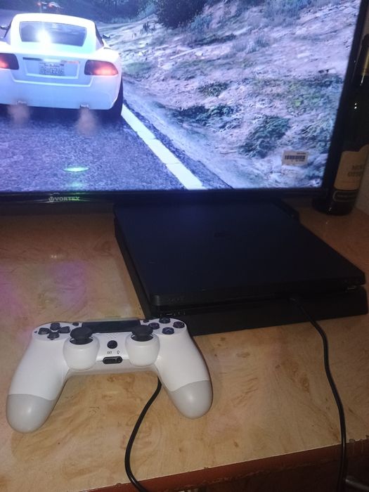 Vând PS4 Pro 1 terra